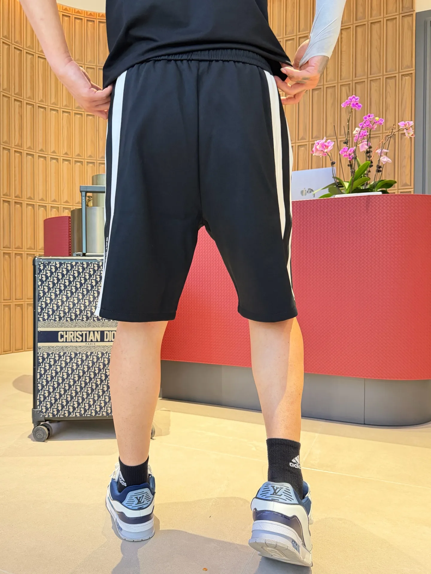 Balenciaga's three-standard complete 2026 summer New Arrival men's casual shorts, advanced custom-made Breathable fabric, Breathable fabric, extremely stretchy and comfortable, impeccable details, top-grade accessories, original logo design concept, delicate and soft feel! The upper body fit is awesome! Size: M-XXXL Please state your height and weight when ordering